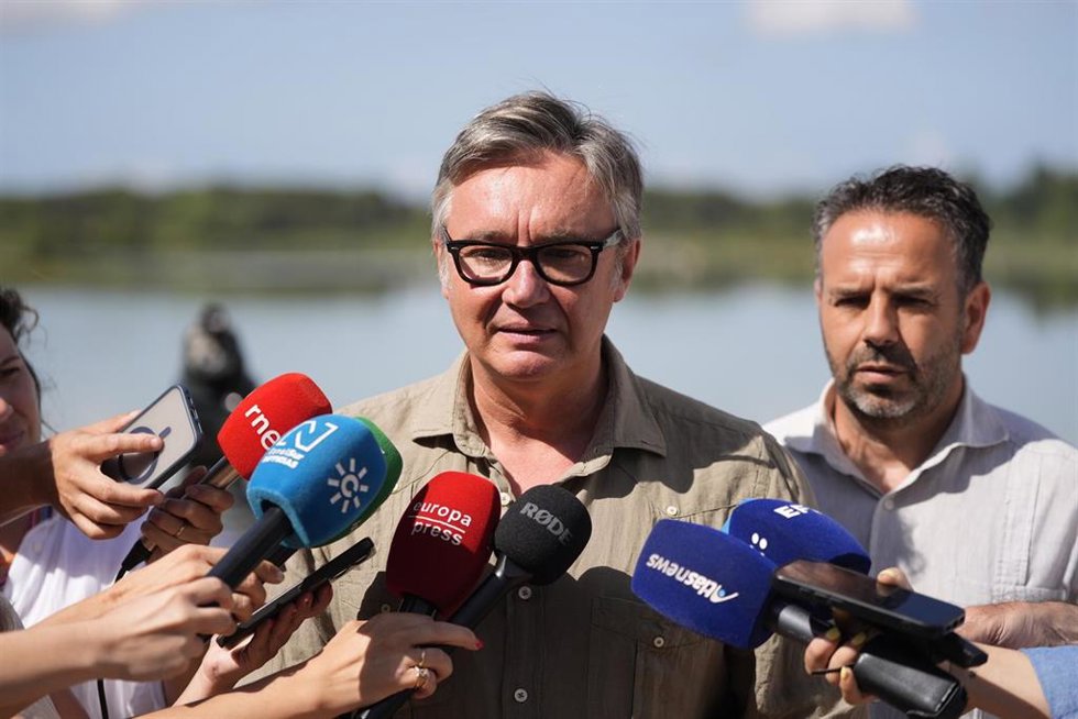 Archivo - El vicepresidente segundo y consejero de Turismo, Justicia, Desregulación y Administración Local, Manuel Gavira, en una atención con los medios. Imagen de archivo.