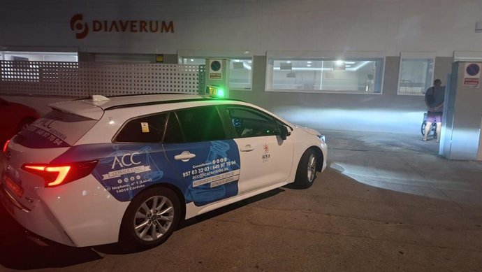 Un taxi de Córdoba que presta el servicio de transporte de pacientes de diálisis.