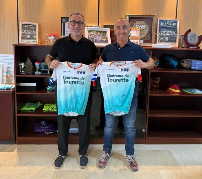 El delegado de Deportes y Salud del Ayuntamiento de Jerez de la Frontera (Cádiz), Tomás Sampalo, junto a Juan Manuel Soto, agente de la Policía Local y deportista, que llevará a cabo su tercer reto solidario.