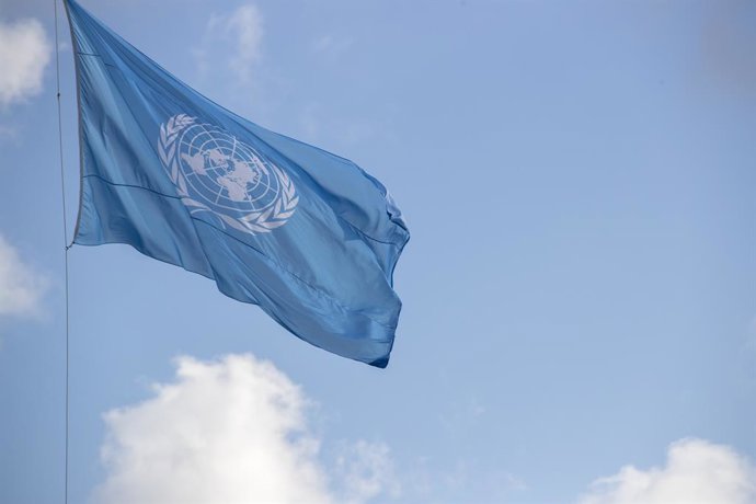 Archivo - 20 September 2022, US, New York: The flag of the United Nations flutters in the wind outside the UN headquarters during the 77th UN General Assembly. Photo: Nicolas Maeterlinck/belga/dpa