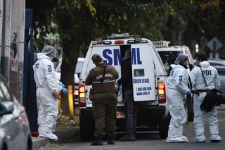 Santiago, 5 de mayo de 2026.  La Brigada de Homicidios de la PDI realiza pericias tras un homicidio perpetrado en calle Escanilla a una cuadra del Servicio de Encargo y Busqueda de Vehiculos de Carabineros en la comuna de Independencia donde sujetos