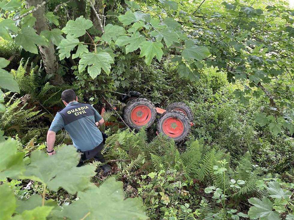 Archivo - Imagen de recurso de un guardia civil tras la caída de un tractor por un desnivel.