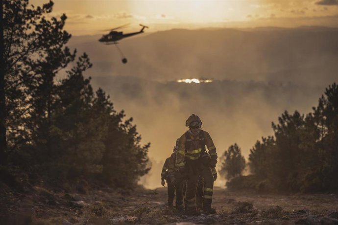 Varios bomberos trabajan en las labores de extinción, a 14 de agosto de 2026, en Lousame, A Coruña, Galicia (España).
