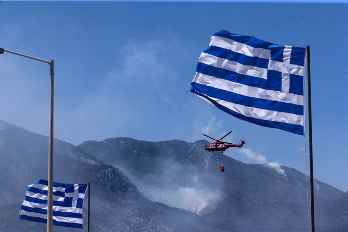 Archivo - (210521) -- ALEPOCHORI, May 21, 2021 (Xinhua) -- A helicopter works to contain a wildfire in Alepochori, Greece, on May 21, 2021. A wildfire that broke out late Wednesday night was still raging in seaside resorts an hour's drive west of Athens. 
