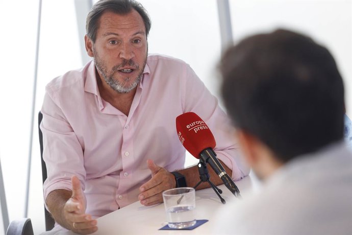 El ministro de Transportes y Movilidad Sostenible, Óscar Puente, en una entrevista con Europa Press en la Casa Mediterráneo en Alicante.