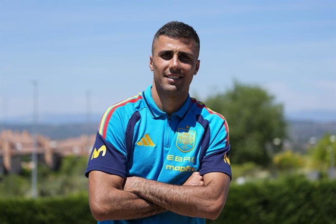 Archivo - Arquivo - Rodri Hernandez participa do Dia da Mídia da Seleção Espanhola antes da Copa do Mundo da FIFA 2026, na Ciudad del Fútbol, em 1º de junho de 2026, em Las Rozas, Madri, Espanha.