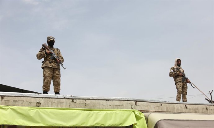 Archivo - KABUL, April 19, 2022  -- Afghan security members stand guard outside Abdul Rahim Shahid school near the site of two blasts in Kabul, Afghanistan, April 19, 2022. The war-weary Kabul residents once again were shocked by twin blasts that targeted