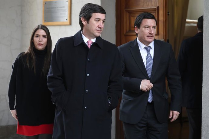Santiago 17 de agosto 2026.  Katherine Martorell  junto a los  presidentes de la UDI Guillermo Ramirez y del partido Republicano, Arturo Squella, se dirigen a un punto de prensa luego de una nueva reunion del Comite politico en el palacio de