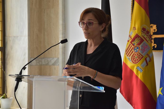 A ministra da Saúde, Mónica García, concede declarações à imprensa após sua reunião com o presidente de Ceuta, em 16 de agosto de 2026, em Ceuta (Espanha). A ministra da Saúde visita a Cidade Autônoma de Ceuta para conhecer em primeira mão a situa