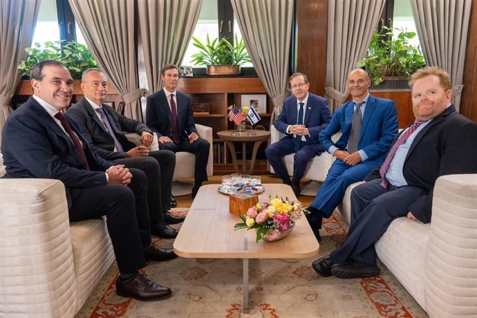 En el centro de la imagen, Jared Kushner e Isaac Herzog