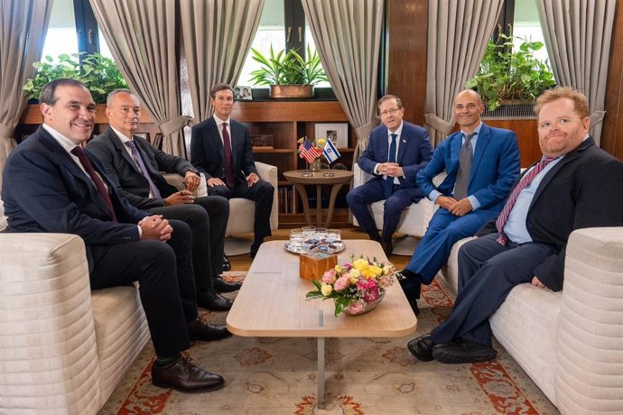 No centro da imagem, Jared Kushner e Isaac Herzog