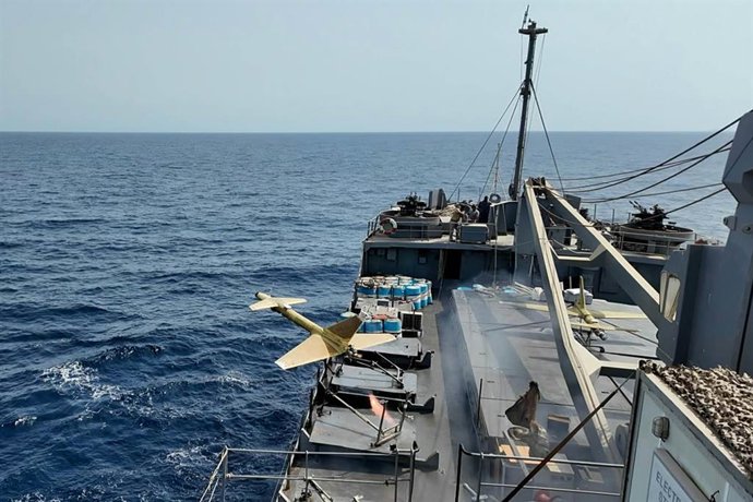 Archivo - August 20, 2025, Gulf Of Oman, Indian Ocean, Iran: An Iranian missile is being fired from a vessel during a military exercise at an undisclosed location in southern Iran. On 21 August, Iran began two days of military drills in the northern India
