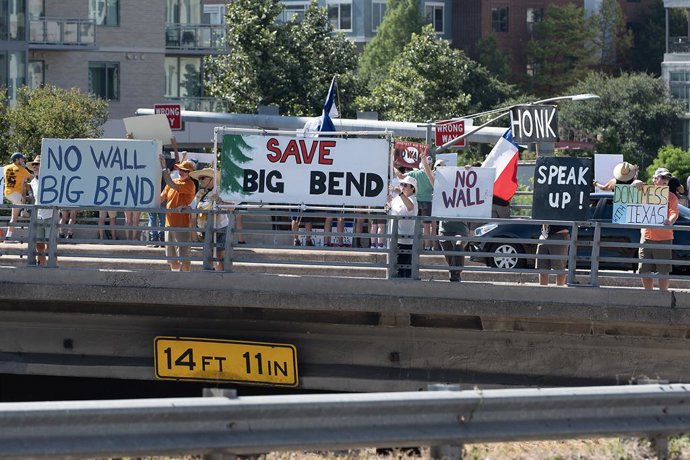 16 de agosto de 2026: Moradores do Texas se organizam pacificamente para salvar as terras de Big Bend da construção da fronteira, realizando manifestações todos os domingos, das 10h às 12h, na ponte da I-35 com a 12ª Rua, em Austin, Texas. Mario Cantu/CSM