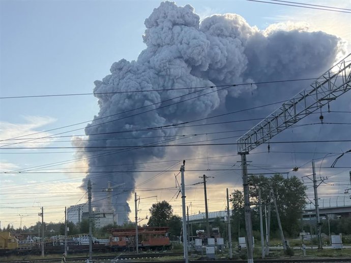 Archivo - Una columna de humo se eleva en la región rusa de Leningrado tras un ataque con drones ucranianos
