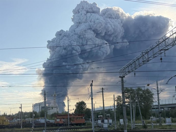 24 de julho de 2026, Rússia, Região de Leningrado: Fumaça se eleva após um ataque com drones ter provocado incêndios na Região de Leningrado, na Rússia. Foto: --/dpa