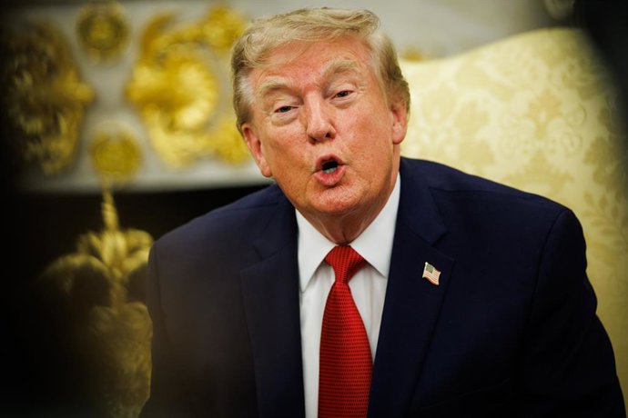 17 de agosto de 2026, Washington, Distrito de Columbia, EUA: O presidente dos Estados Unidos, Donald J. Trump, responde a perguntas de repórteres após se reunir com o salva-vidas Ryder Williams no Salão Oval da Casa Branca, em Washington, DC, em 17 de ago
