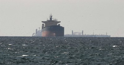 Un proyectil impacta contra un buque en Ormuz y deja al menos una víctima frente a las costas de Omán