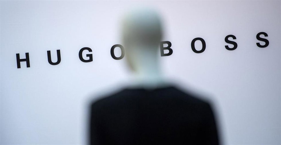 Archivo - FILED - 08 March 2018, Baden-Württemberg, Metzingen: A mannequin stands in front of the company's logo on the Hugo Boss AG premises. German luxury fashion brand Hugo Boss reported 02 May that its first-quarter net income attributable to equity