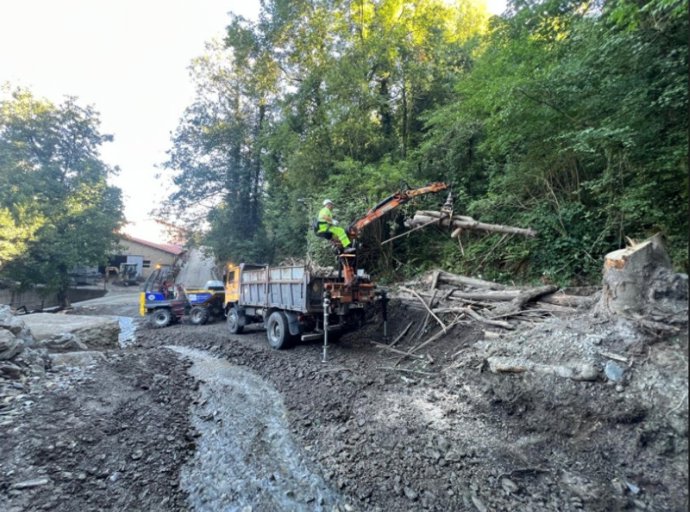 La CHC actúa en los cauces de Sonande y Llamera, en Cangas del Narcea, tras las fuertes lluvias de julio.