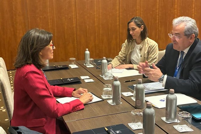 La directora general de Turismo, Ana Rivas, con el director de miembros afiliados, Ion Vilcu.