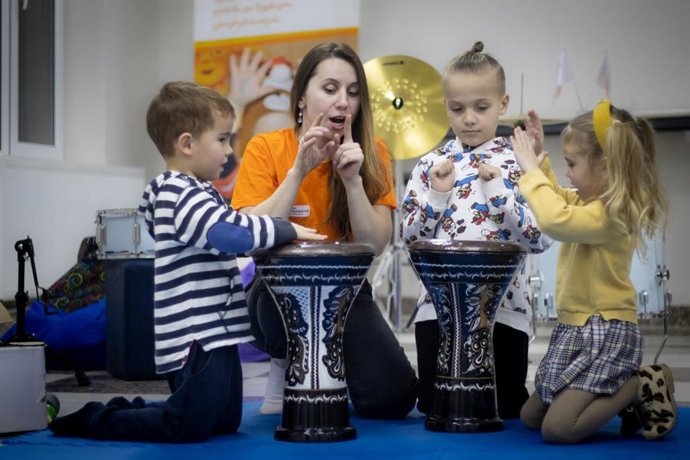 Yehor y otros niños asistiendo a las sesiones de música y danza.
