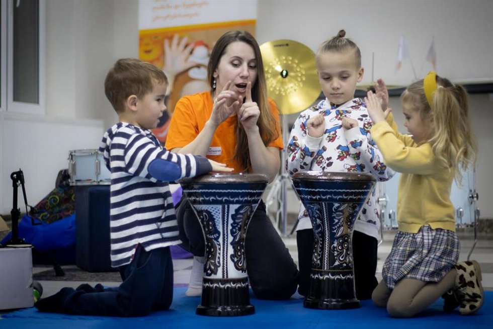 Yehor y otros niños asistiendo a las sesiones de música y danza.