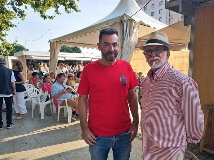 Javier Menéndez Llamazares y Paco Roales, en la pasada edición de la Feria del Libro Viejo de Santander