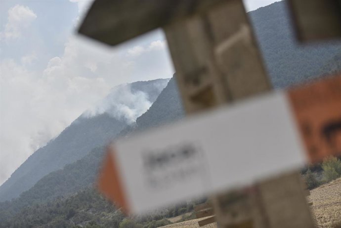 Columna de humo de un incendio forestal, a 16 de agosto de 2026, en Las Peñas de Riglos, Huesca, Aragón (España). El operativo desplazado al incendio forestal de Las Peñas de Riglos (Huesca) alcanza este domingo la cifra histórica de un millar de efectivo