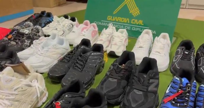 Zapatillas falsificadas intervenidas por la Guardia Civil en San Sebastián.