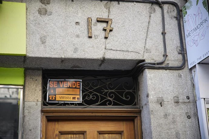 Archivo - Cartel de una vivienda en venta en el escaparate en el barrio de Almagro.