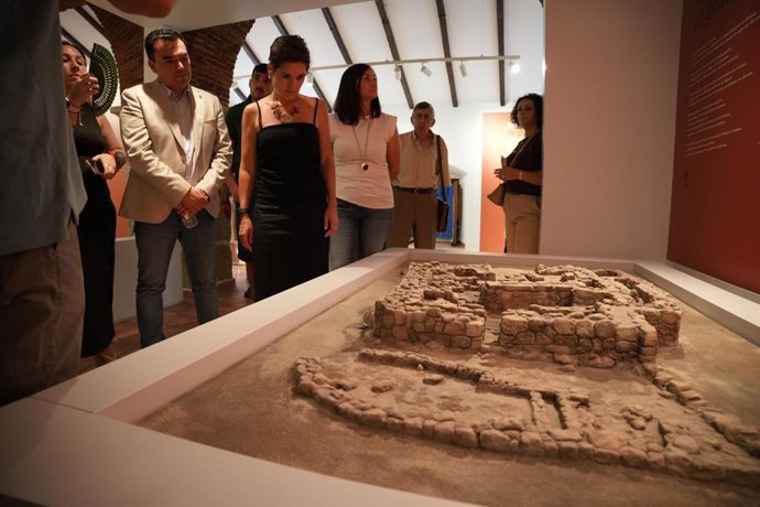 La presidenta de la Diputación de Badajoz, durante su visita al Centro de Interpretación de Hijovejo.