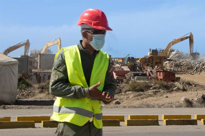 Los vecinos siguen desplazándose por los barrios afectados por el terremoto , donde las carreteras destruidas, los edificios derrumbados y los escombros siguen dificultando la vida cotidiana 49 días después del seismo.