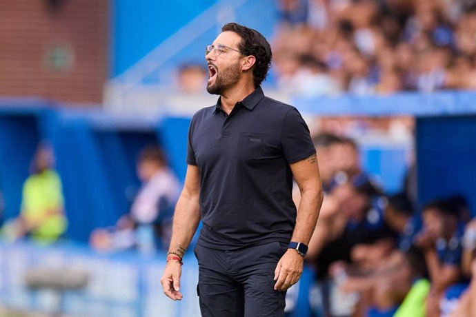 José Bordalás, técnico do Getafe CF, observa durante a partida da LaLiga EA Sports entre o Deportivo Alavés e o Getafe CF no Mendizorrotza, em 15 de agosto de 2026, em Vitória, Espanha.