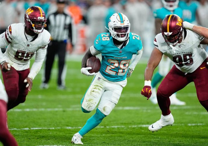 Archivo - De'Von Achane (Miami Dolphins), ante los Washington Commanders en el partido de la NFL disputado en el Santiago Bernabéu en 2025. 