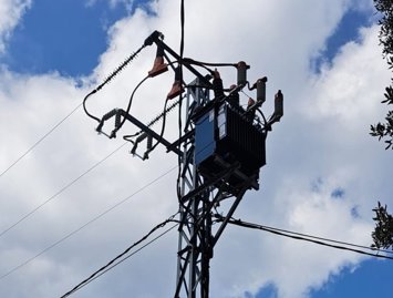 Una de las torres eléctricas de media tensión a 25 kV