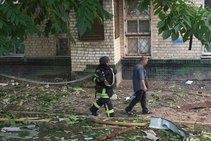 Imagen de archivo de un bombero durante las labores de emergencia tras un ataque de Rusia en Ucrania.
