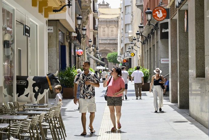 Diverses persones caminen pel carrer, a 22 de juliol de 2026, a Múrcia, Regió de Múrcia (Espanya)