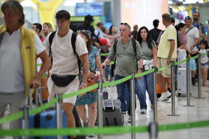 Numerosas personas en  el Aeropuerto Adolfo Suárez Madrid-Barajas, a 14 de agosto de 2026, en Madrid (España). 
