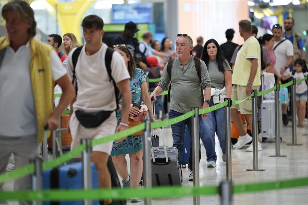 Numerosas personas en  el Aeropuerto Adolfo Suárez Madrid-Barajas, a 14 de agosto de 2026, en Madrid (España). 