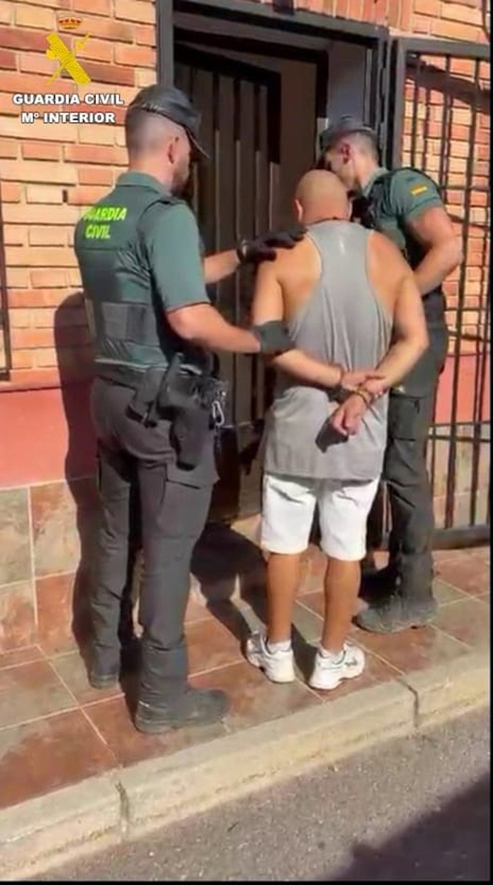 Uno de los detenidos en el operativo.