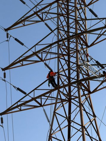 Comienza la retirada de 8 grandes torres eléctricas de Los Rectores y la Costera Norte