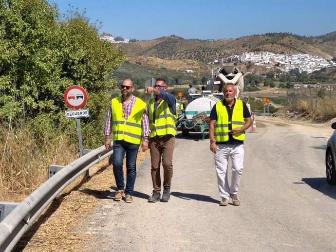 El responsable del Área de Cooperación de la Diputación de Cádiz, Javier Bello, junto al alcalde de Torre Alháquime, Pedro Barroso, visitando las obras que ejecuta la Diputación en las carreteras de acceso dañadas durante las pasadas borrascas.