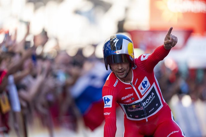 Archivo - Primoz Roglic of Slovenia and Team Red Bull Bora - Hansgrohe celebrates his victory during the individual time trial during the individual time trial at the 79th Tour of Spain 2024 - Stage 21 on September 8, 2024 in Madrid, Spain. - Photo Albert