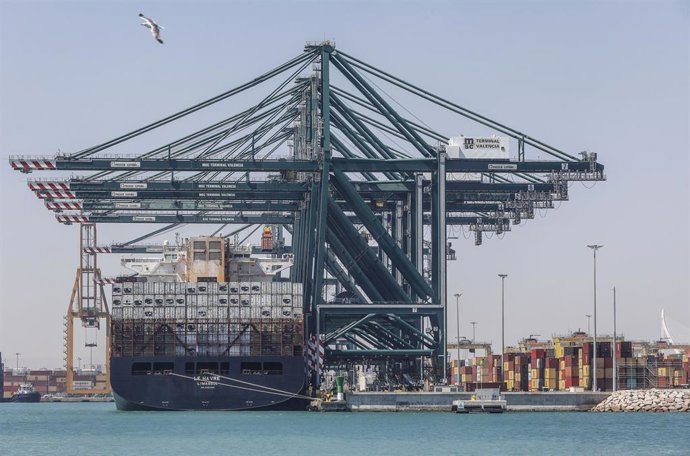 Archivo - Un barco con contenedores en el puerto de Valencia