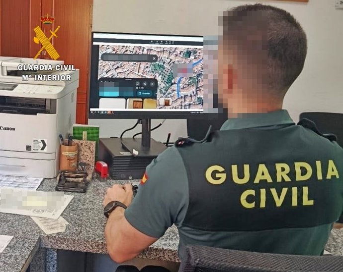 Un agente de la Guardia Civil delante de un ordenador.