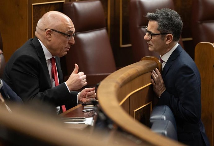 Archivo - El secretario de Estado de Relaciones con las Cortes y Asuntos Constitucionales, Rafael Simancas, y el ministro de la Presidencia. Justicia, Félix Bolaños, en una sesión plenaria en el Congreso