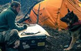 Foto: Brad Pitt y Odin se enfrentan a la naturaleza más salvaje en el nuevo tráiler de En el corazón de la bestia