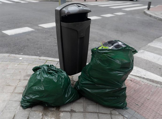 Archivo - Varias bolsas de basura, a 29 de diciembre de 2023, en Madrid (España). El Ayuntamiento de Madrid ha pedido colaboración a la ciudadanía no sacando la basura en Nochebuena, Navidad, Nochevieja y Año Nuevo, debido a que esos días no hay servicio 