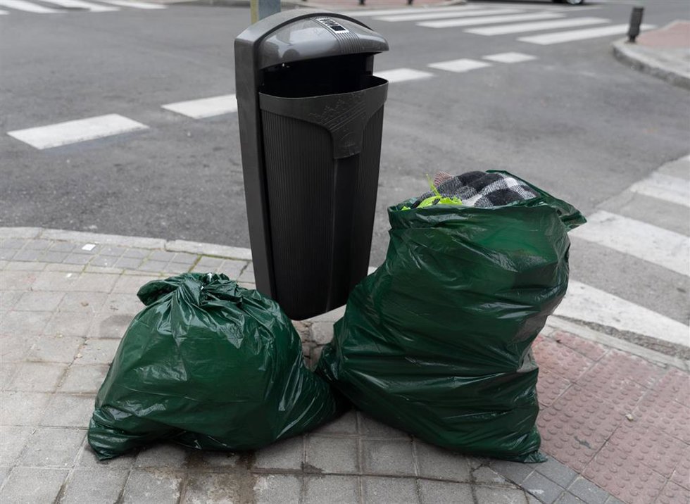 Archivo - Varias bolsas de basura, a 29 de diciembre de 2023, en Madrid (España). El Ayuntamiento de Madrid ha pedido colaboración a la ciudadanía no sacando la basura en Nochebuena, Navidad, Nochevieja y Año Nuevo, debido a que esos días no hay servicio 
