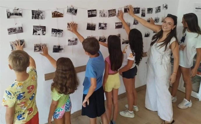 Archivo - La estudiante de la Universidad de León (ULE) Marina Benavides Castro junto a los niños participantes en la ludoteca de Villamor de Órbigo.